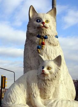 Скульптура котов в Турции